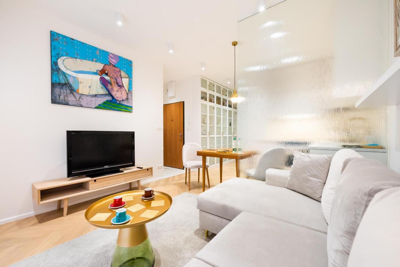 Eko Park Abdank White Apartment