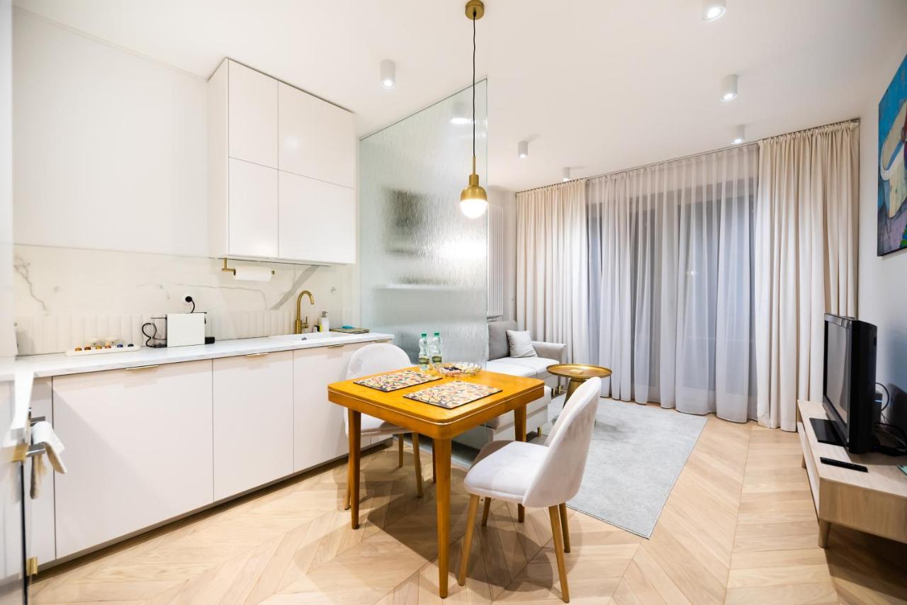 Eko Park Abdank White Apartment
